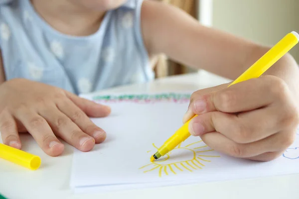 Bambino Carino Che Disegna Quadro Con Pennarelli Colorati Concetto Hobby — Foto Stock