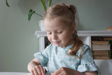 İplik ve renkli boncuklardan bilezik yapma süreci, hobi ya da eğlence kavramı