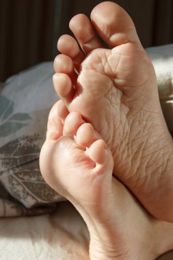 Ayaklarını yatağın üzerinde hafif bir battaniyenin altına koy. Sağlıklı yaşam kavramı