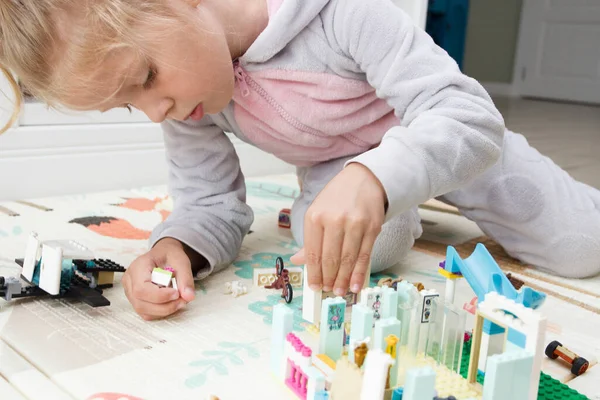 Criança Constrói Com Tijolos Construtor Brinca Com Brinquedos Fundo Foco — Fotografia de Stock