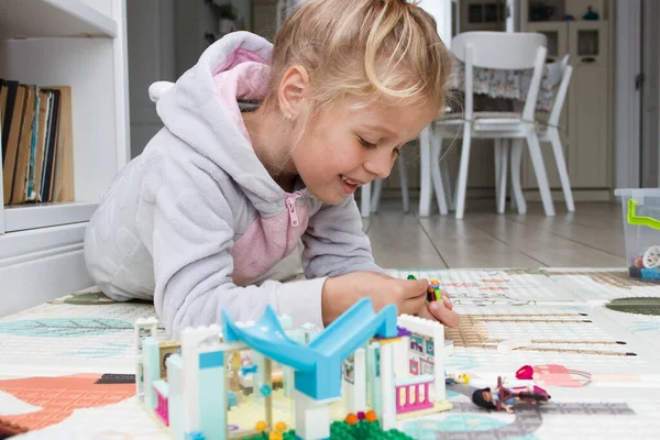 Kind Bouwt Met Bouwstenen Speelt Met Speelgoed Zachte Focus Achtergrond — Stockfoto