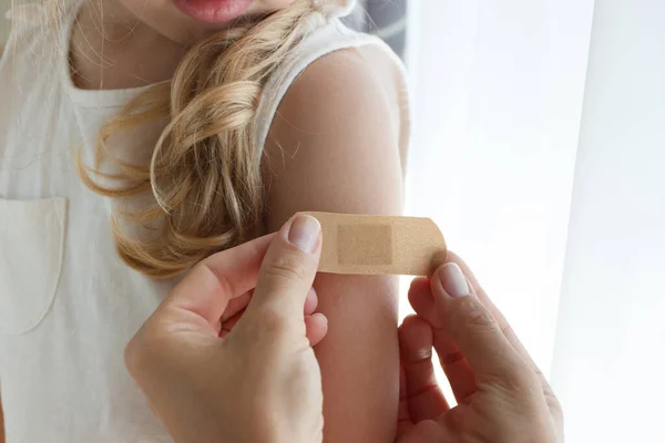 Arm Met Een Pleister Huid Concept Van Vaccinatie Immunisatie Soft — Stockfoto