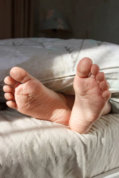 Ноги Під Легкою Ковдрою Ліжку Концепція Здорового Життя — стокове фото