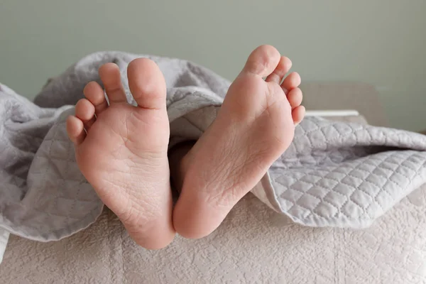 Ноги Під Світлою Ковдрою Ліжку Який Фон Концепція Здоров — стокове фото