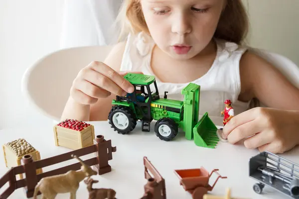Милый Ребенок Играет Игрушками Сельскохозяйственного Оборудования Концепция Ведения Бизнеса Сельского — стоковое фото