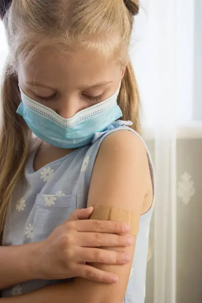 Bambina Maschera Tiene Braccio Con Cerotto Sulla Pelle Concetto Vaccinazione — Foto Stock