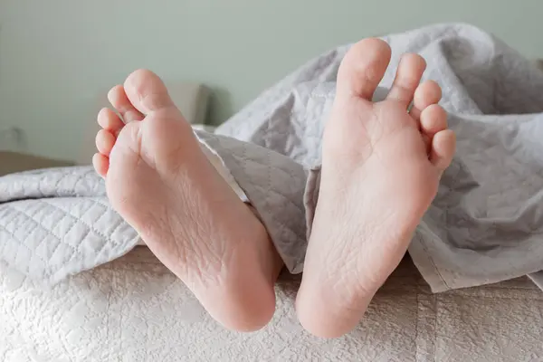 Ноги Під Світлою Ковдрою Ліжку Який Фон Концепція Здорового Життя — стокове фото