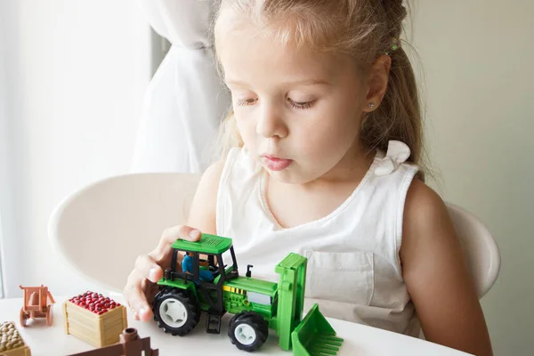 Bonito Criança Brinca Com Brinquedos Equipamentos Agrícolas Conceito Negócio Agricultura — Fotografia de Stock