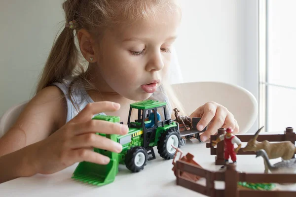 Schattig Kind Speelt Met Boerderij Apparatuur Speelgoed Bedrijfs Landbouwconcept Wazige — Stockfoto