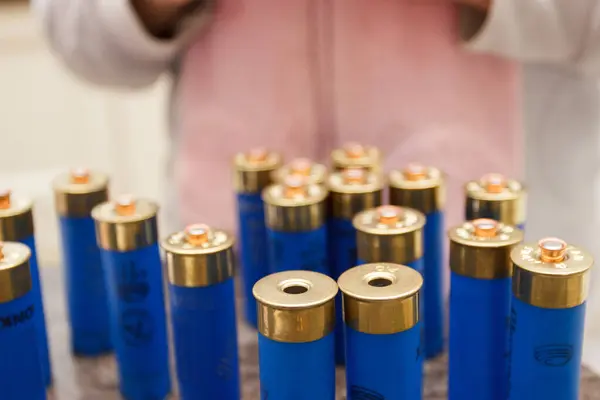 Egy Férfi Műanyagtokot Javít Hogy Lőpor Vagy Vadászpuskákat Készítsen Stock Kép