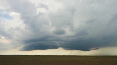 Amerika 'nın Büyük Ovaları' ndaki bahar / yaz fırtına kovalama sezonundan görüntüler. Kasırgalar, büyük dolu, çarpıcı gün batımları, eski çiftlik evleri ve tarım binaları, gökyüzünün güzel görüntüleri. Doku, kontrast ve renk büyüleyici görüntüler oluşturur.