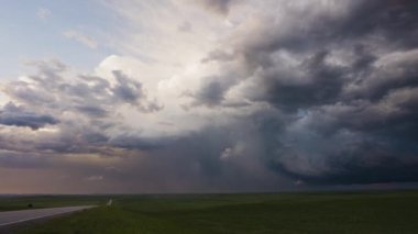 Amerika 'nın Büyük Ovaları' ndaki bahar / yaz fırtına kovalama sezonundan görüntüler. Kasırgalar, büyük dolu, çarpıcı gün batımları, eski çiftlik evleri ve tarım binaları, gökyüzünün güzel görüntüleri. Doku, kontrast ve renk büyüleyici görüntüler oluşturur.