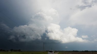 Amerika 'nın Büyük Ovaları' ndaki bahar / yaz fırtına kovalama sezonundan görüntüler. Kasırgalar, büyük dolu, çarpıcı gün batımları, eski çiftlik evleri ve tarım binaları, gökyüzünün güzel görüntüleri. Doku, kontrast ve renk büyüleyici görüntüler oluşturur.