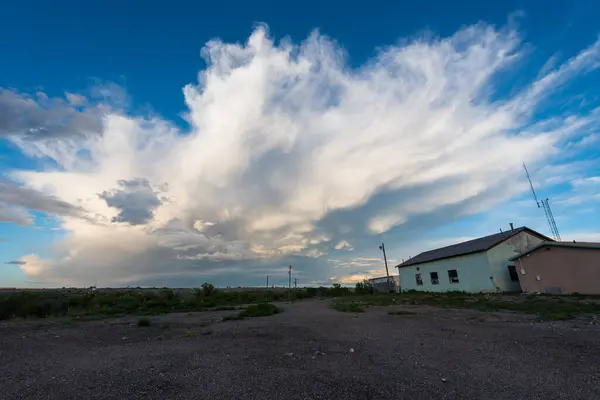 Ragged Storm Bulutları Akşam Gökyüzünü Kirli Bir Yol Üzerinde Dolduruyor