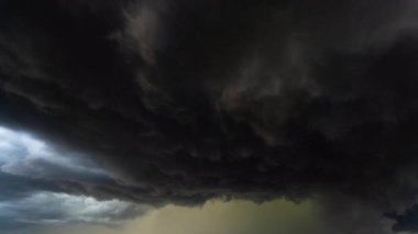 Dönen fırtına bulutları, çalkantılı gökyüzü, karamsar atmosfer ve dramatik görseller için ideal güçlü hava şartları içeren 4K görüntüler.