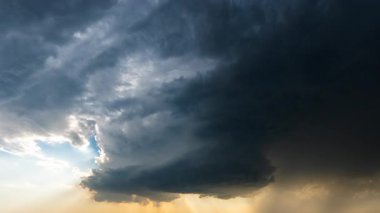 4K zaman çizelgesine göre gökyüzünde hızla ilerleyen kara fırtına bulutları çarpıcı hava değişimlerini, hızlı hareket eden bulutları ve yoğun atmosfer enerjisini vurguluyor.