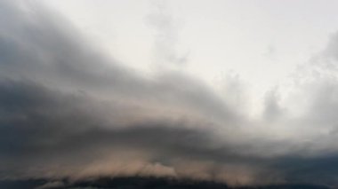 4K zaman çizelgesi karanlık gökyüzü hareketini ve fırtınalı bulut oluşumlarını yakalar, hızlı değişimleri, atmosferik dramayı ve doğanın güçlü hava düzenini gösterir.
