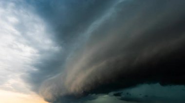 Güçlü doğa zaman çizelgesi, gökyüzünde süzülen dramatik siyah bulutları, şiddetli hava değişimlerini ve fırtınalı gökyüzünün çarpıcı detaylarıyla hayranlık uyandıran hareketlerini görüntüler.