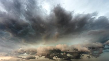 4K zaman dilimi, hızlı hareket eden siyah bulutlu dramatik gökyüzünü, güçlü hava değişikliklerini, atmosferik gerilimi ve hareketli doğal enerjiyi gözler önüne serer.