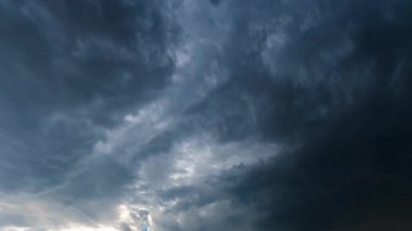 Güçlü 4K zaman çizelgesi gökyüzünde hızla oluşan kara bulutları gösteriyor. Yoğun hava gelişmelerini, değişen atmosfer koşullarını ve hareket halindeki ham gücü vurguluyor.