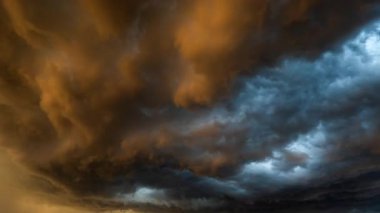 Güçlü 4K bulut zaman çizelgesi dönen karanlık gökyüzünü, yoğun fırtına oluşumlarını, hızlı bulut hareketlerini ve doğanın ham enerjisini dramatik hava modellerini yakalar.