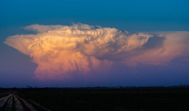 Sürüklenen fırtına bulutları canlı günbatımı renklerini yansıtır. Kontrastla, dokuyla ve dengesiz atmosferle dolu dramatik bir gökyüzü yaratır. Doğanın güzelliğini destansı yorgunluk hareketiyle harmanlar.