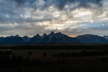 Yumuşak bulutlar, sakin ışık ve manzaralı dokular ile, doğanın, manzaranın ve açık hava çevresinin huzurlu güzelliklerini yakalıyor.