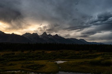 Fırtına bulutları, güzel dağ yabanda sürükleniyor. Doku, gölge ve karamsar atmosferle dramatik bir gökyüzü yaratıyor. Doğadaki destansı güzellikleri ve manzaralı manzaraları yakalıyor.