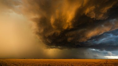 Düşük açılı güneş ışığıyla aydınlatılan fırtına bulutları gölge, renk ve karamsar atmosferle dolu dramatik bir gökyüzü yaratarak destansı havayla doğal güzelliği harmanlıyor.
