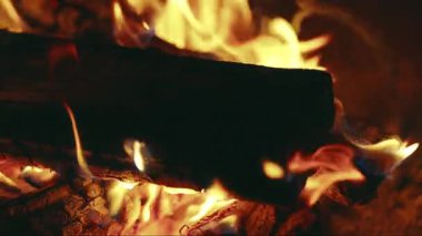 Büyüleyici alevler, parlayan sıcak, yükselen dumanlar ve çatırdayan odunlarla, açık havada dans ederek sessiz, doğal bir gecede sıcak, ateşli bir parıltı yaratır.