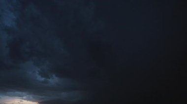 Doğanın ham gücünü ve güzelliğini gösteren sinematik fırtına görüntüleri, dönen süper hücreler, canlı şimşekler, dramatik gökyüzü altında şiddetli yağmur. Kara bulutlar ve ışık parlamaları yoğun, atmosferik bir hava göstergesi yaratır..