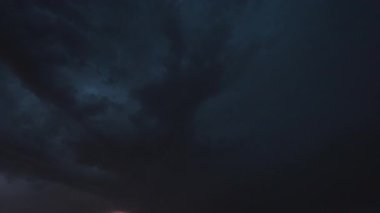 Doğanın ham gücünü ve güzelliğini gösteren sinematik fırtına görüntüleri, dönen süper hücreler, canlı şimşekler, dramatik gökyüzü altında şiddetli yağmur. Kara bulutlar ve ışık parlamaları yoğun, atmosferik bir hava göstergesi yaratır..