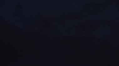 Doğanın ham gücünü ve güzelliğini gösteren sinematik fırtına görüntüleri, dönen süper hücreler, canlı şimşekler, dramatik gökyüzü altında şiddetli yağmur. Kara bulutlar ve ışık parlamaları yoğun, atmosferik bir hava göstergesi yaratır..