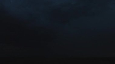 Doğanın ham gücünü ve güzelliğini gösteren sinematik fırtına görüntüleri, dönen süper hücreler, canlı şimşekler, dramatik gökyüzü altında şiddetli yağmur. Kara bulutlar ve ışık parlamaları yoğun, atmosferik bir hava göstergesi yaratır..