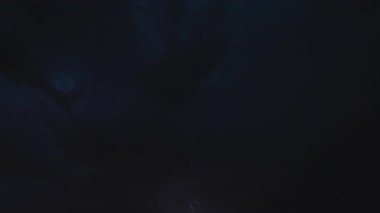 Doğanın ham gücünü ve güzelliğini gösteren sinematik fırtına görüntüleri, dönen süper hücreler, canlı şimşekler, dramatik gökyüzü altında şiddetli yağmur. Kara bulutlar ve ışık parlamaları yoğun, atmosferik bir hava göstergesi yaratır..