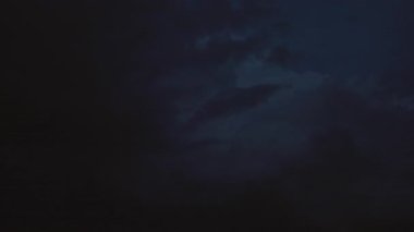 Doğanın ham gücünü ve güzelliğini gösteren sinematik fırtına görüntüleri, dönen süper hücreler, canlı şimşekler, dramatik gökyüzü altında şiddetli yağmur. Kara bulutlar ve ışık parlamaları yoğun, atmosferik bir hava göstergesi yaratır..