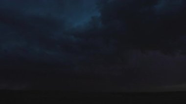 Doğanın ham gücünü ve güzelliğini gösteren sinematik fırtına görüntüleri, dönen süper hücreler, canlı şimşekler, dramatik gökyüzü altında şiddetli yağmur. Kara bulutlar ve ışık parlamaları yoğun, atmosferik bir hava göstergesi yaratır..