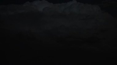 Doğanın ham gücünü ve güzelliğini gösteren sinematik fırtına görüntüleri, dönen süper hücreler, canlı şimşekler, dramatik gökyüzü altında şiddetli yağmur. Kara bulutlar ve ışık parlamaları yoğun, atmosferik bir hava göstergesi yaratır..