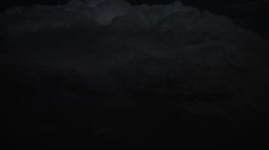 Doğanın ham gücünü ve güzelliğini gösteren sinematik fırtına görüntüleri, dönen süper hücreler, canlı şimşekler, dramatik gökyüzü altında şiddetli yağmur. Kara bulutlar ve ışık parlamaları yoğun, atmosferik bir hava göstergesi yaratır..