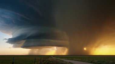 Doğanın ham gücünü ve güzelliğini gösteren sinematik fırtına görüntüleri, dönen süper hücreler, canlı şimşekler, dramatik gökyüzü altında şiddetli yağmur. Kara bulutlar ve ışık parlamaları yoğun, atmosferik bir hava göstergesi yaratır..