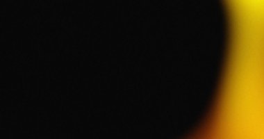 Koyu siyah bir zemin yavaş yavaş parlak altın rengine dönüşür. Etkisi yumuşak ve bulanık.