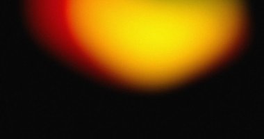 Koyu arkaplanda bulanık turuncu, sarı, kırmızı gradyan. Fotografik ışık sızıntısı etkisi.