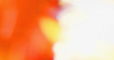 Turuncu, sarı ve beyaz renklerde bulanık bir görüntü. Yumuşak bir değişim rüya gibi bir etki yaratır..