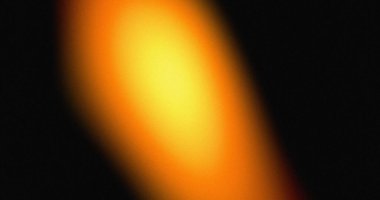 Çapraz turuncu sarı eğim siyaha düşüyor. Dokulu ışık efekti. Soyut arkaplan.