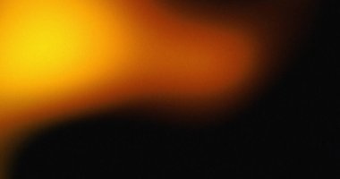 Bulanık arkaplan parlak turuncudan koyu siyaha dönüşüyor. Düz doku ve ince ışık efektleri.