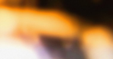 Turuncu, kahverengi ve beyaz bir gradyan içeren bulanık ve soyut bir görüntü. Yumuşak odak dokusu efekti.