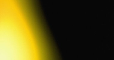 Koyu siyaha doğru pürüzsüz, canlı bir sarı değişim çarpıcı bir kontrast yaratıyor. Doku ince tanecikli..