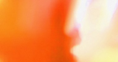 Bulanık soyut arkaplan, turuncu ve sarı gradyan. Yumuşak odaklanma ve bokeh etkisi. Sıcak pastel tonlar.