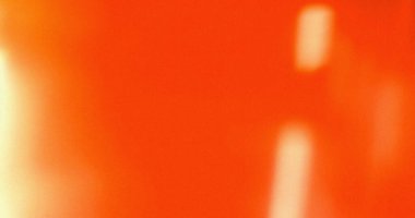 Ağırlıklı olarak turuncu arka plan, daha hafif dikey çizgiler ve eğim etkisi. Soyut ve basit.