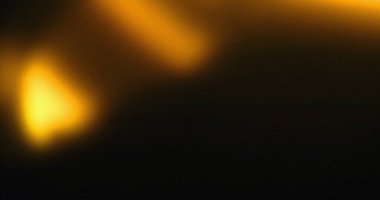 Bulanık altın ışık arka planda sızıyor. Üst üste efektler için soyut doku ideal.